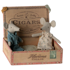 Topi di mamma e papà nella scatola dei sigari Maileg  